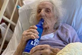 Abuelita de 103 años vence al coronavirus; celebra con cerveza fría