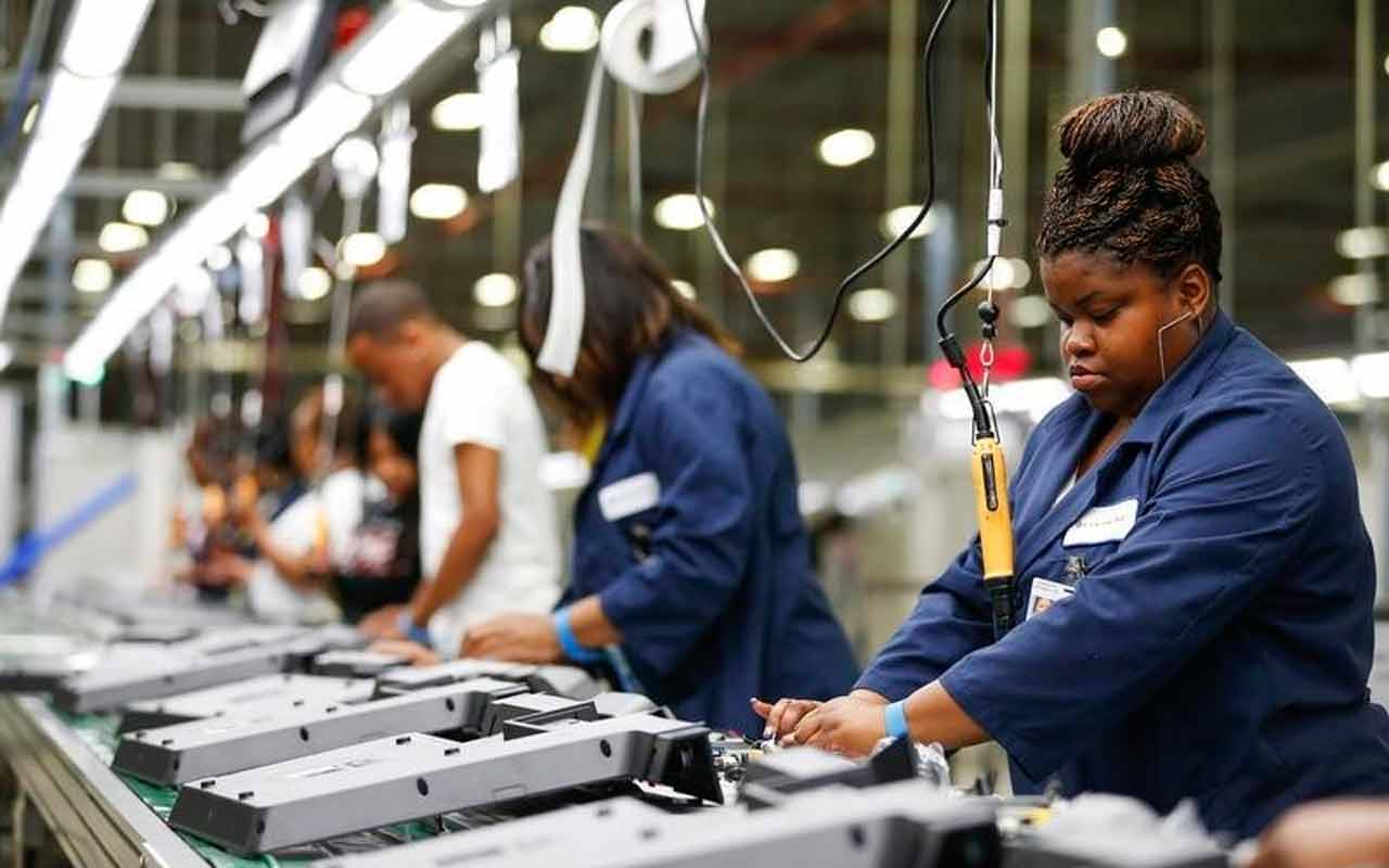 Cae en marzo 2.4% empleo en manufacturas