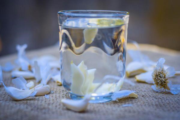 AGUA DE AJO PARA LIMPIAR TUS RIÑONES, ADEMÁS DE OTROS BENEFICIOS PARA EL CUERPO.