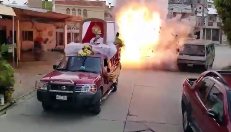 Muere al explotar su triciclo por pirotecnia en procesión de Tabasco