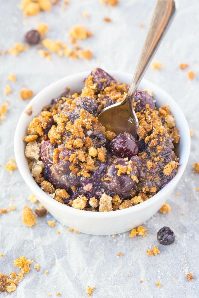 Aprende a preparar Crumble de moras azules y avena.