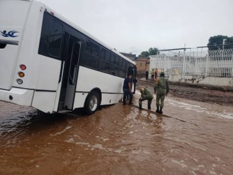 Guardia Nacional auxilia a pobladores afectados por la tormenta tropical en San Luis Potosí