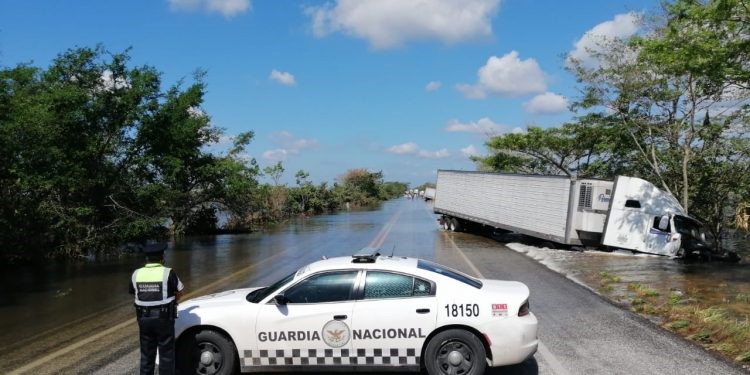 Rescatan en Campeche a conductor de un Tráiler que quedó atrapado por la corriente de un río que salió de su cauce