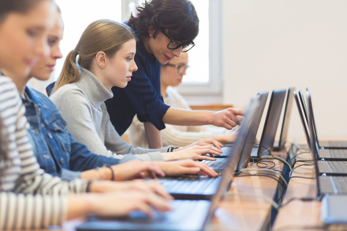 Estas tres iniciativas buscan empoderar a las mujeres en la tecnología