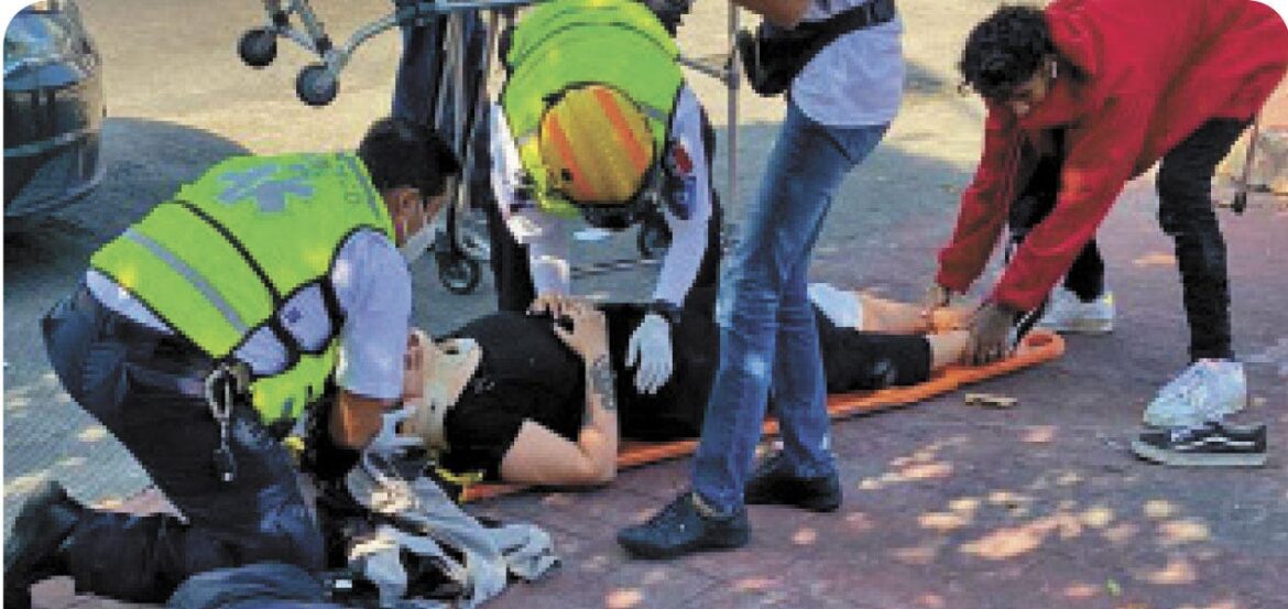 Por rebasar por la derecha, embisten a motociclistas en Cuernavaca