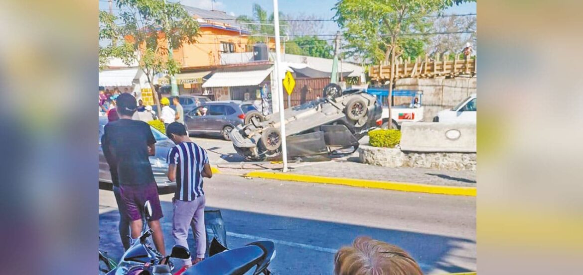 Fuerte volcadura en Cuernavaca