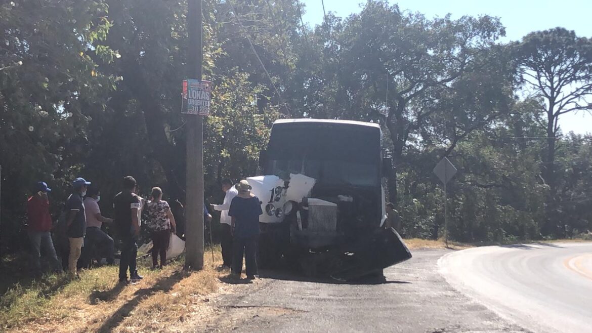 Se impacta ‘ruta 12’ contra poste en carretera federal México-Cuernavaca