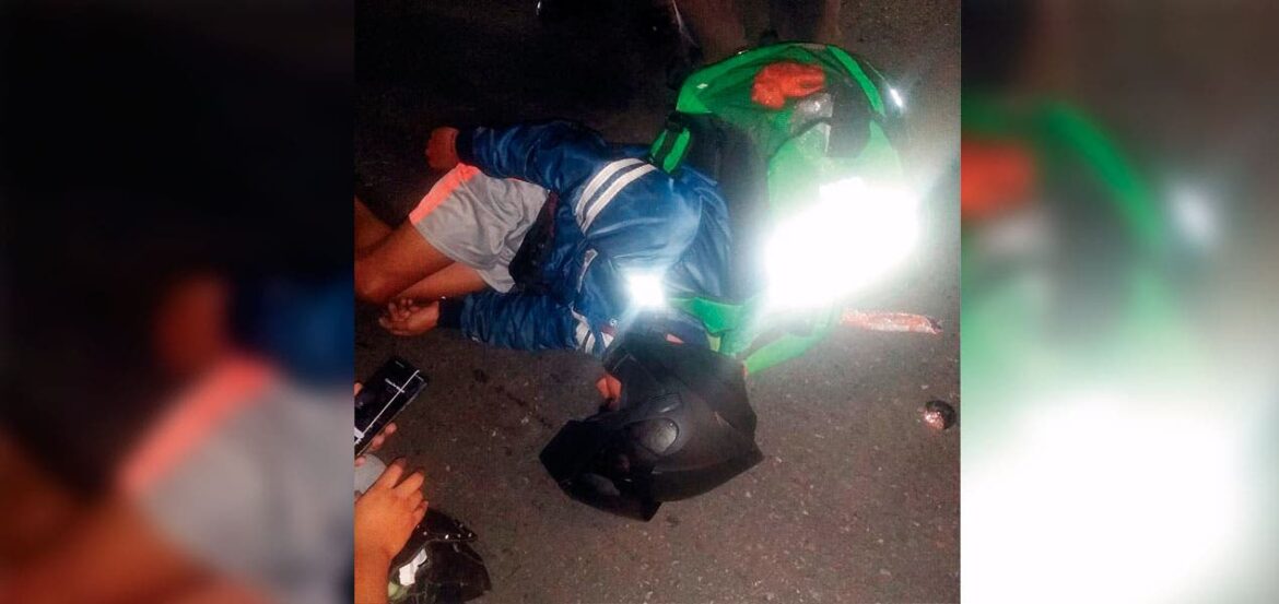 Tira auto a joven motociclista en Cuernavaca