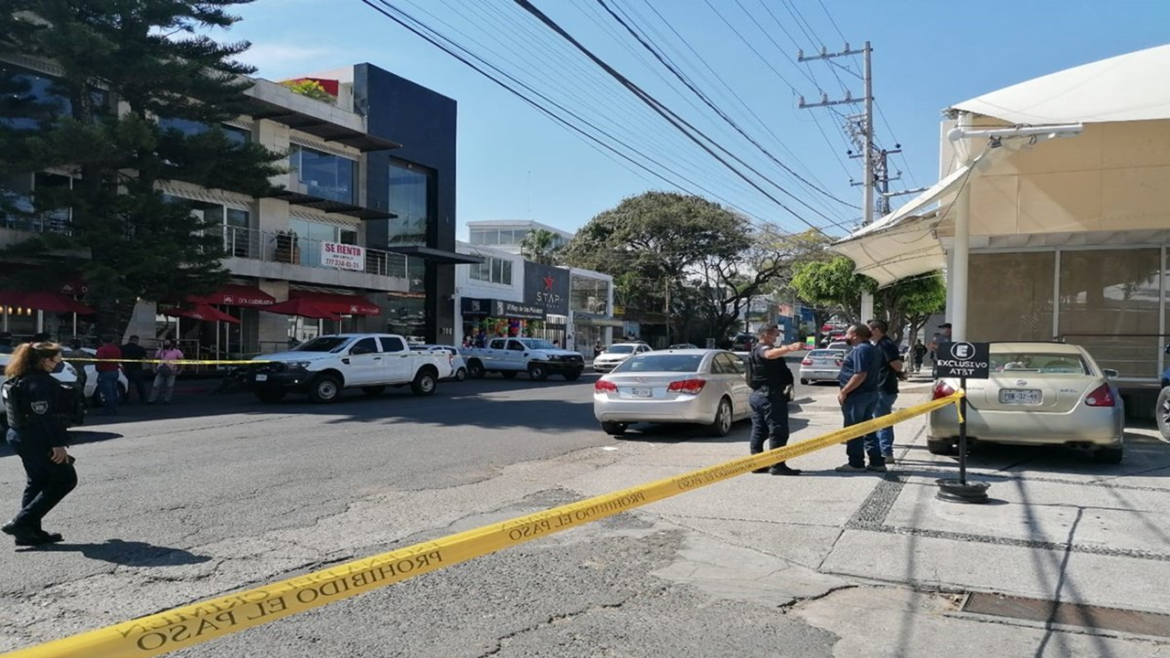 Hombres armados entran a restaurante en Cuernavaca y disparan contra comensales; hay un muerto