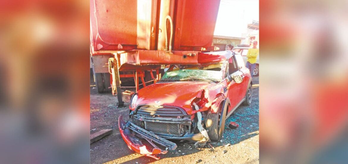 Destroza auto contra remolque en Cuernavaca