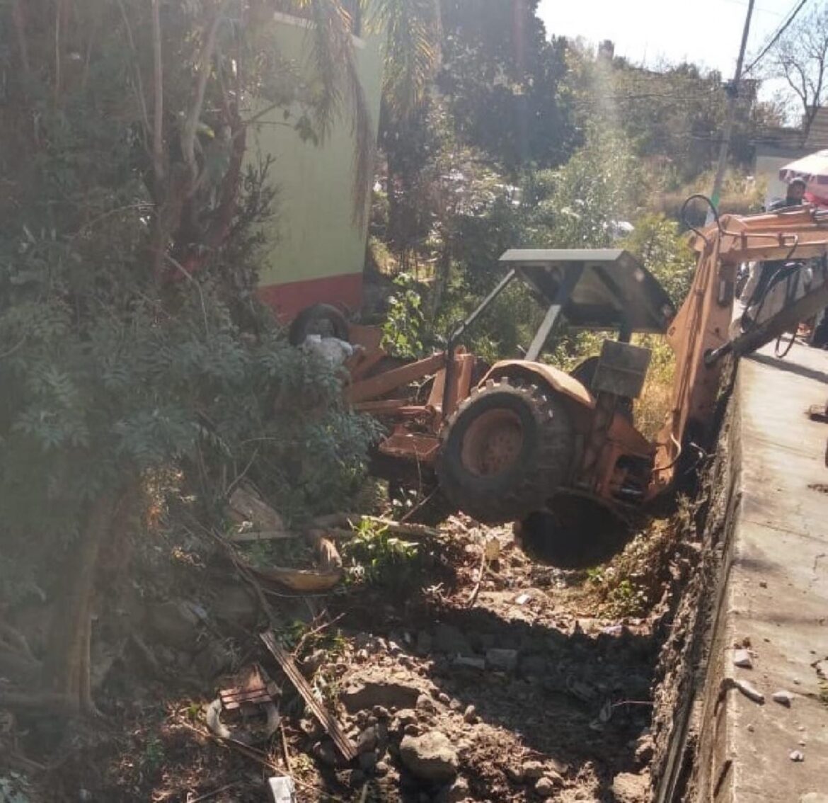 Cae a barranca de Ahuatepec, Cuernavaca, con todo y máquina