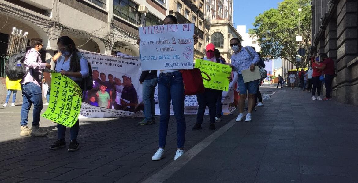 Bloquean docentes de inglés el Centro de Cuernavaca