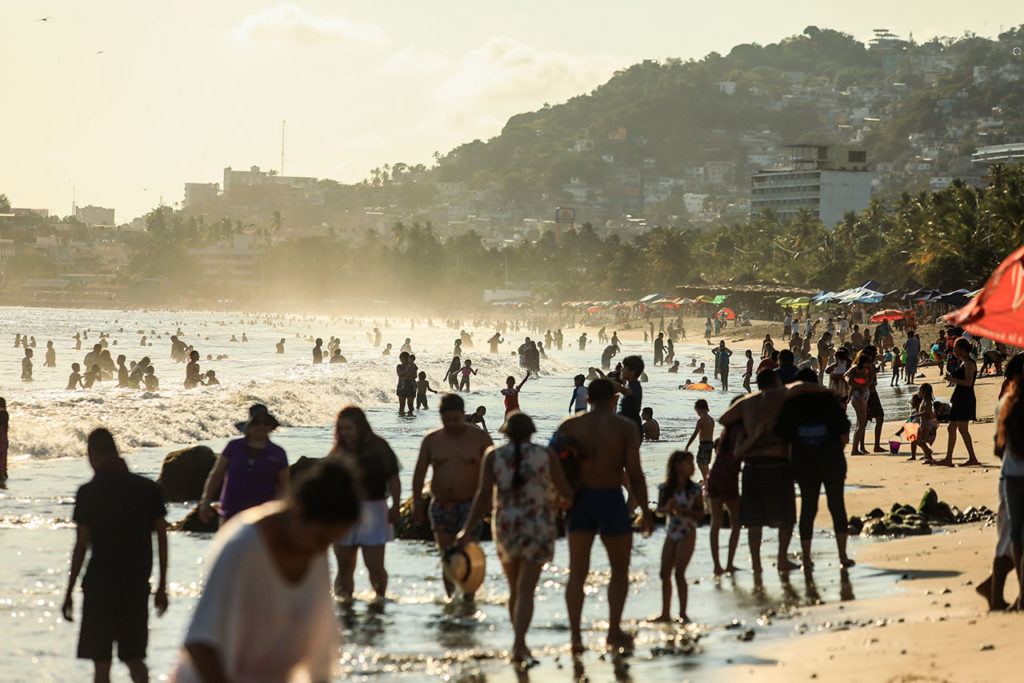 Abarrotan Acapulco pese a la advertencia de tercera ola Covid