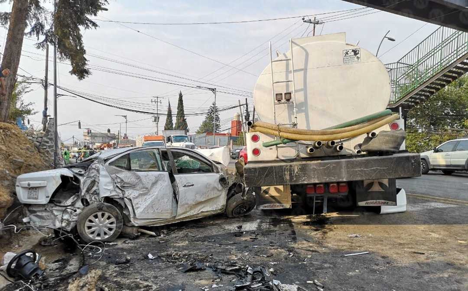 Pipa de agua choca con automóviles en la México-Cuernavaca; hay un muerto