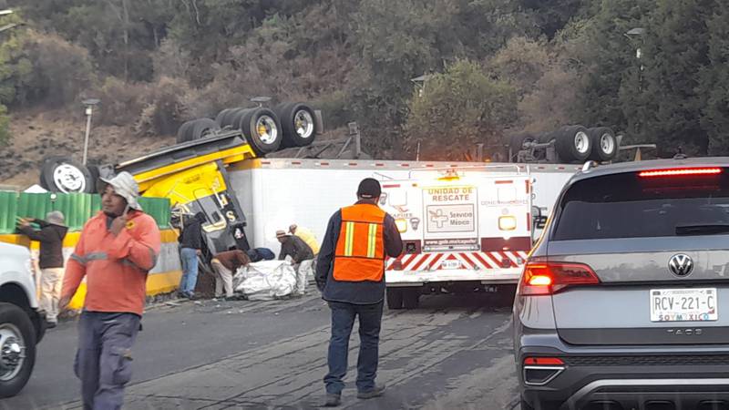 Volcadura de tráiler paraliza tránsito en carretera México-Cuernavaca