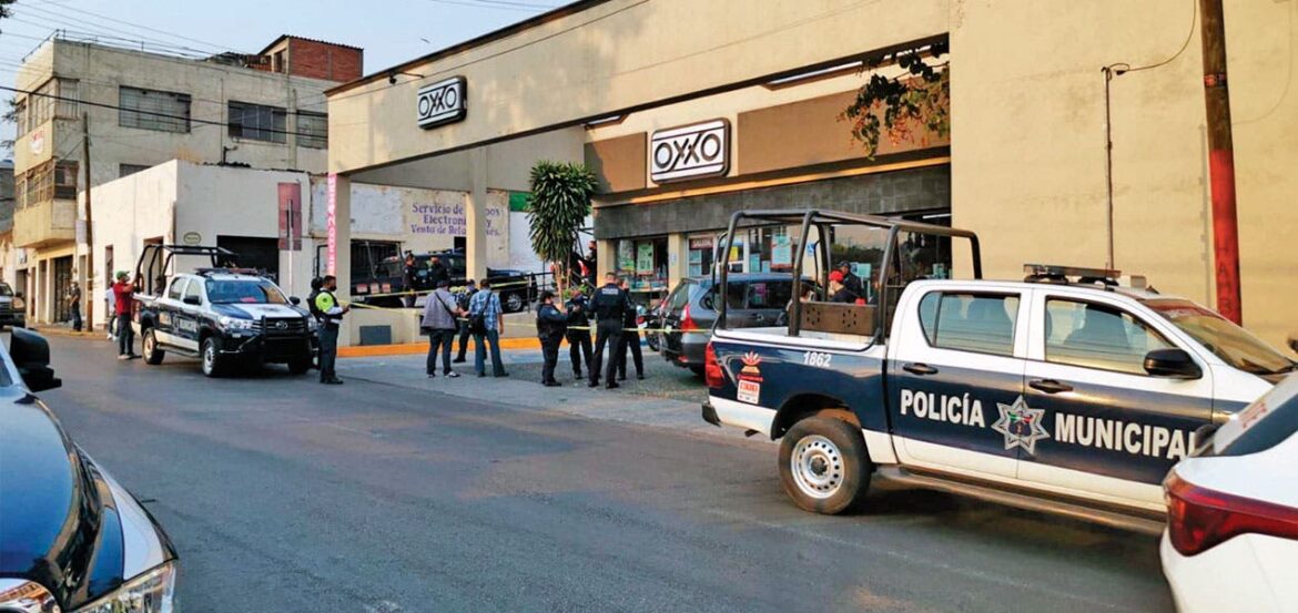 Mata pistolero a dos hombres en minisúper de Cuernavaca