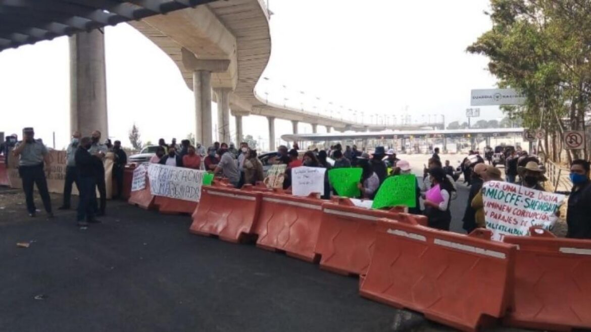 Manifestantes bloquean la caseta de Tlalpan rumbo a Cuernavaca