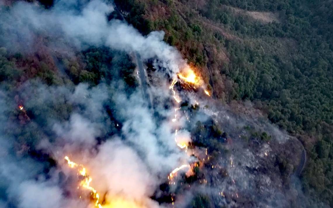 Incendio forestal complica vialidad Cuernavaca-Ocuilan