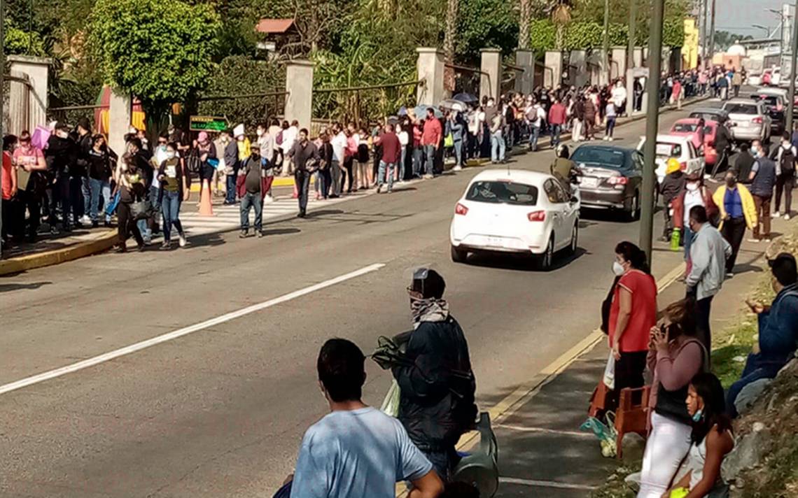 Maestros hacen fila hasta por 10 horas para vacunarse en Cuernavaca