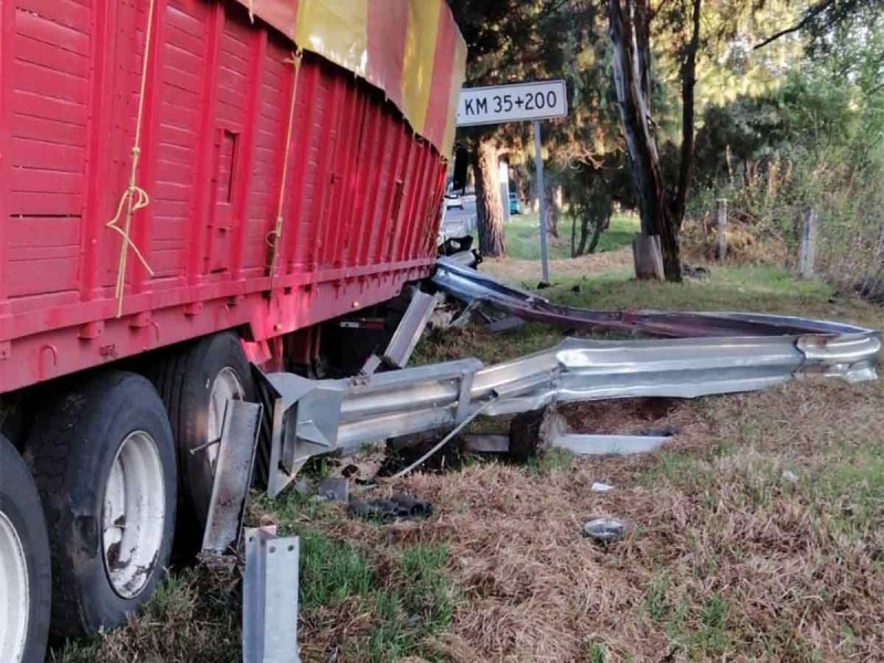 Tráiler con carga de maíz sale del camino en la Cuernavaca-México