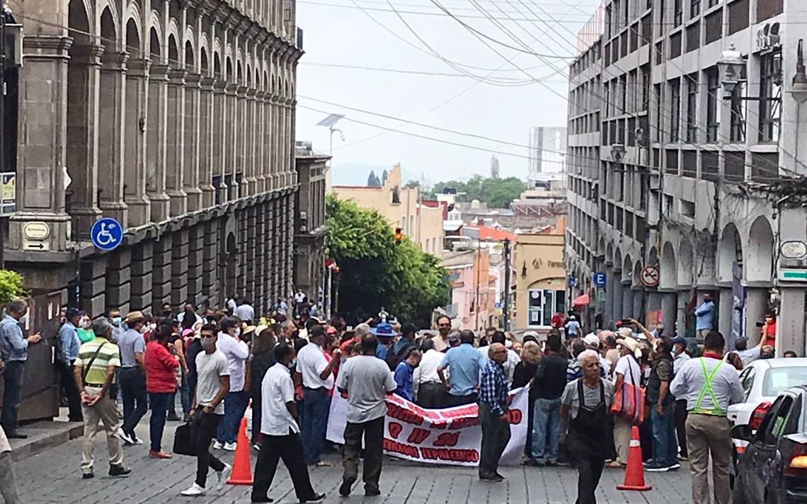 Maestros jubilados y pensionados cierran centro de Cuernavaca