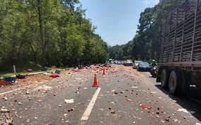 Tráiler se accidenta en la carretera México-Cuernavaca