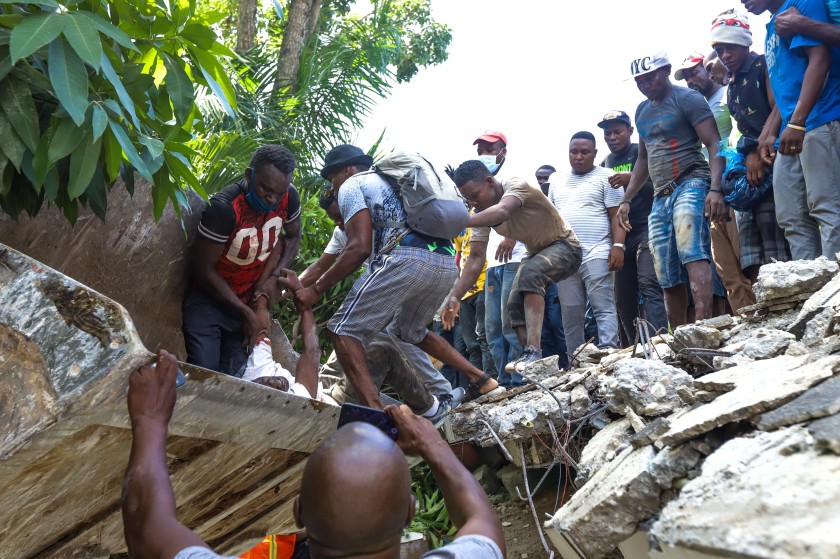 Suman 724 muertos por sismo en Haití