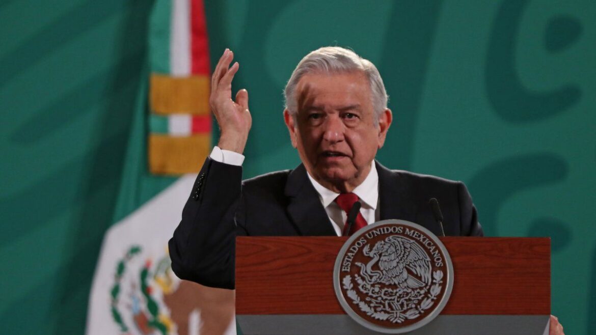 AMLO critica a “conservadores” que se oponen al regreso a clases