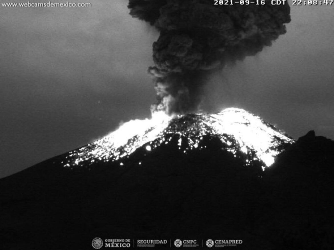 Popocatépetl lanza fragmentos incandescentes; fumarola alcanza 3 km de altura