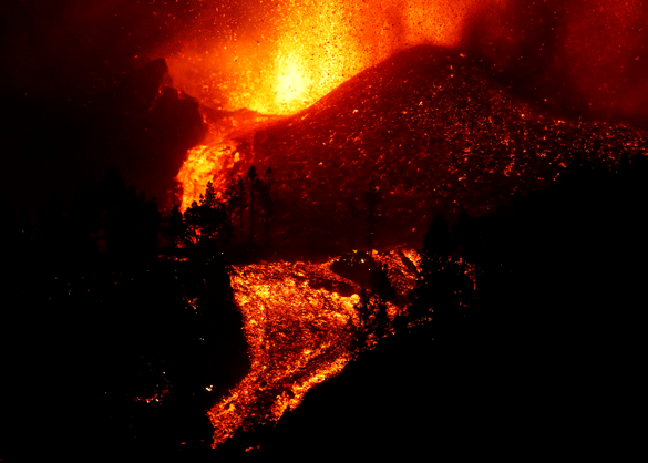 Erupción de volcán en España arrasa con 154 hectáreas y 320 inmuebles