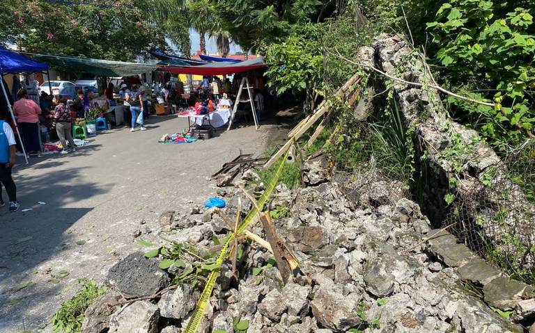 Caen 60 metros de barda de la prepa uno de Cuernavaca