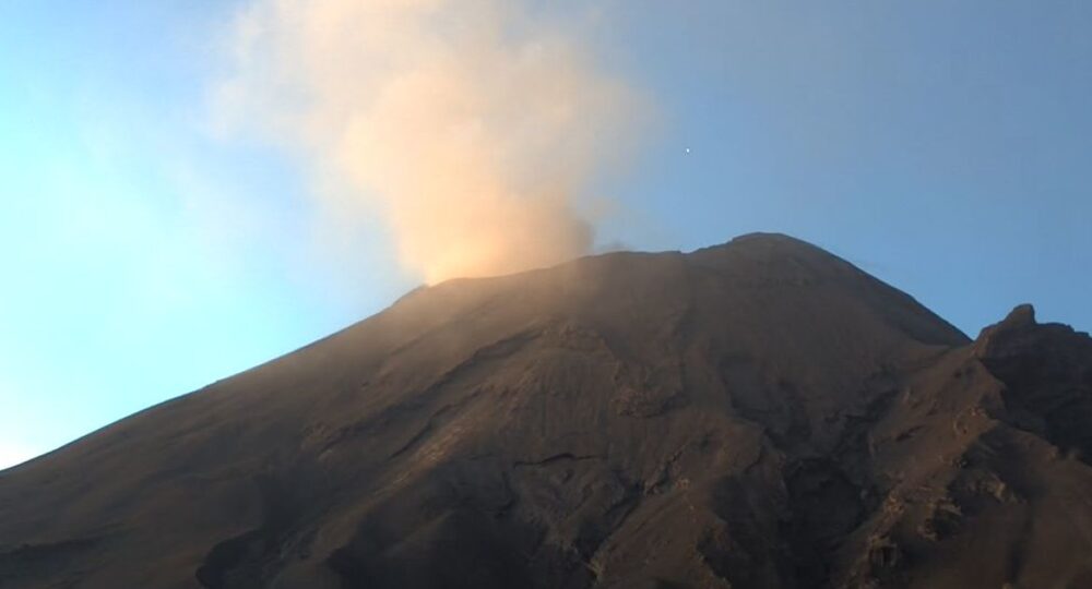 Popocatépetl registra explosión y arroja lava durante esta madrugada; prevén caída de ceniza