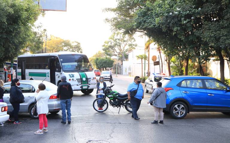 Trabajadores de Cuernavaca bloquean calles ante falta de pagos