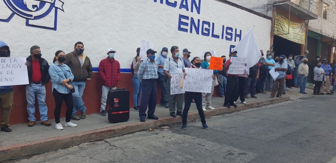 Bloquean Cuernavaca y piden aguinaldo trabajadores municipales