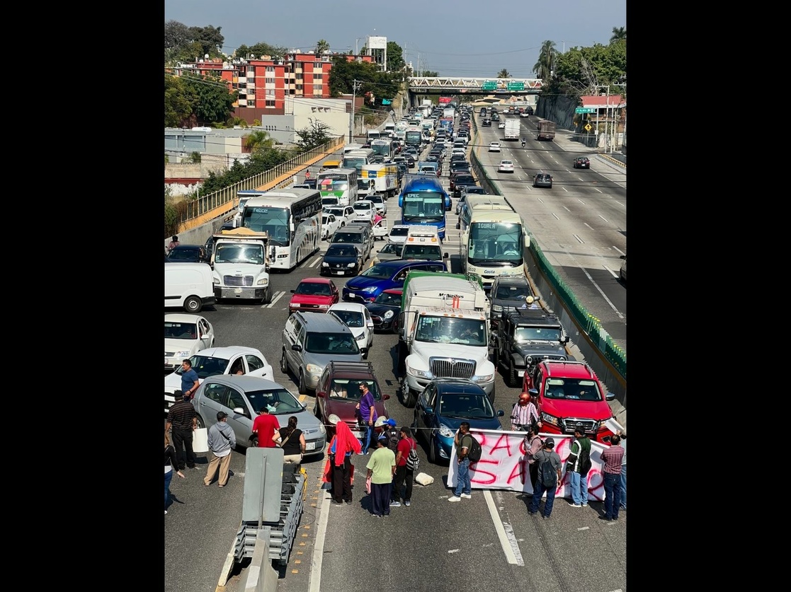 Levantan bloqueo trabajadores y jubilados del gobierno de Cuernavaca