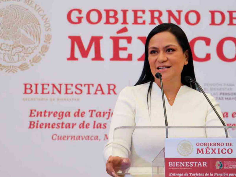 Adultos mayores de Cuernavaca reciben tarjetas de la Pensión para el Bienestar