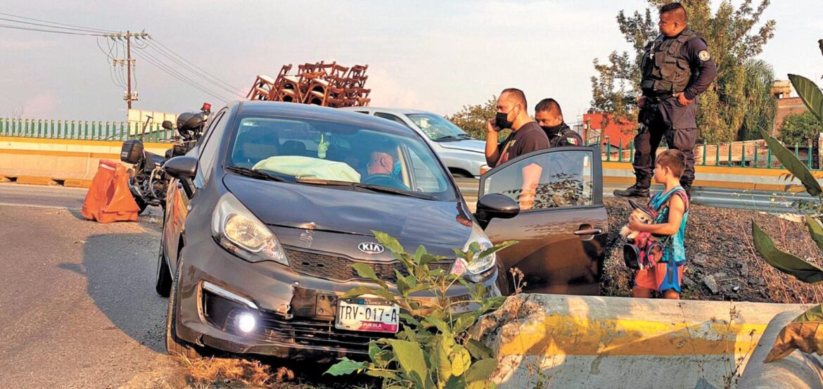 Pierde control y choca en el entronque con Plan de Ayala, Cuernavaca