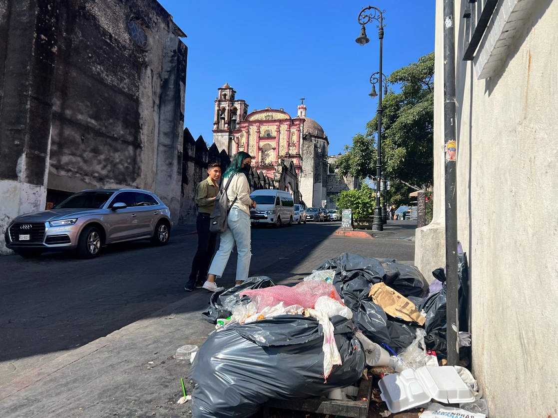 La basura acumulada invade el centro de Cuernavaca