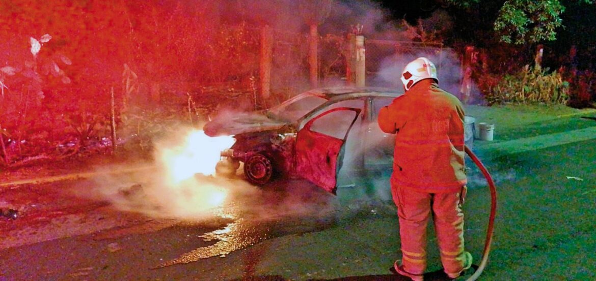 Abandonan auto incendiándose en el Paso Express Cuernavaca