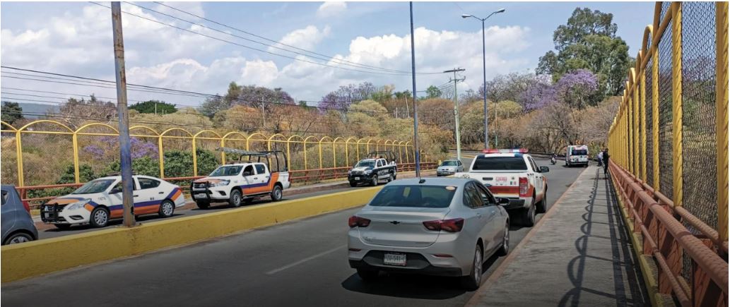 Rescatan a hombre que cayó en la barranca en Cuernavaca