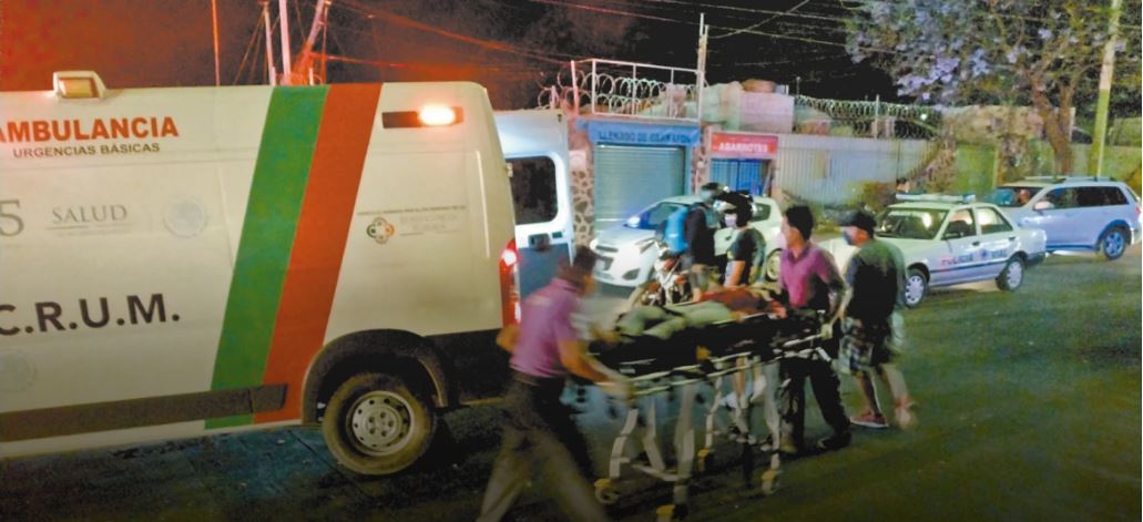 Embiste auto a 3 motociclistas en Cuernavaca