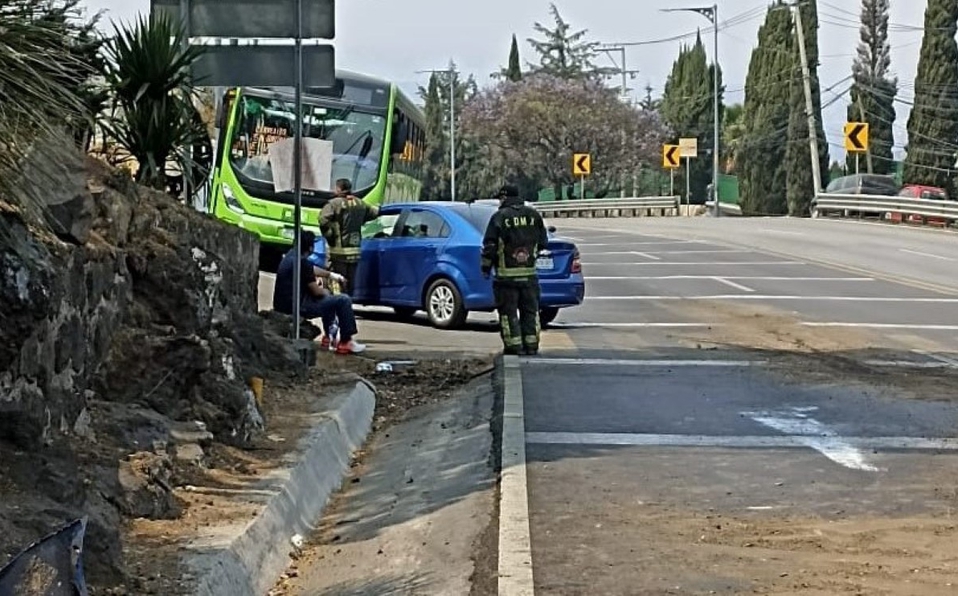 Auto se vuelca en la México-Cuernavaca; hay una persona lesionada