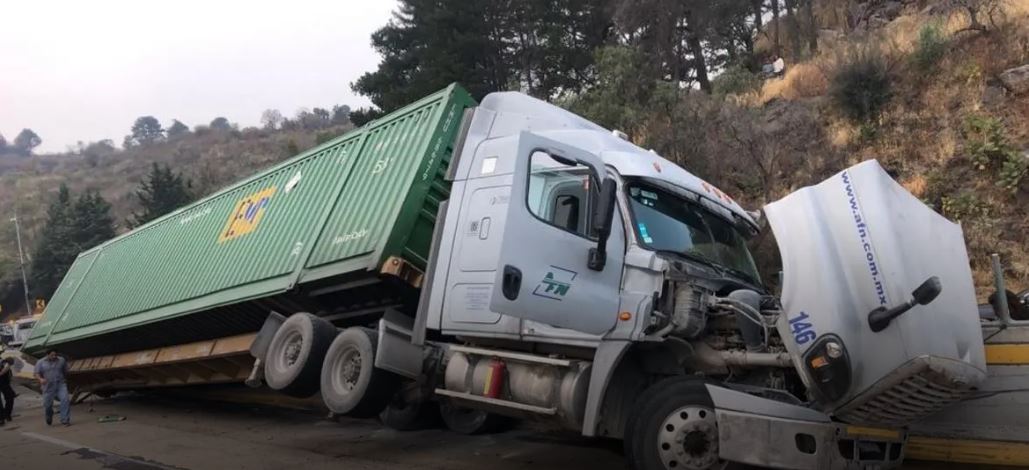 Accidente de tráiler en la México-Cuernavaca causa fila de 12 km de autos