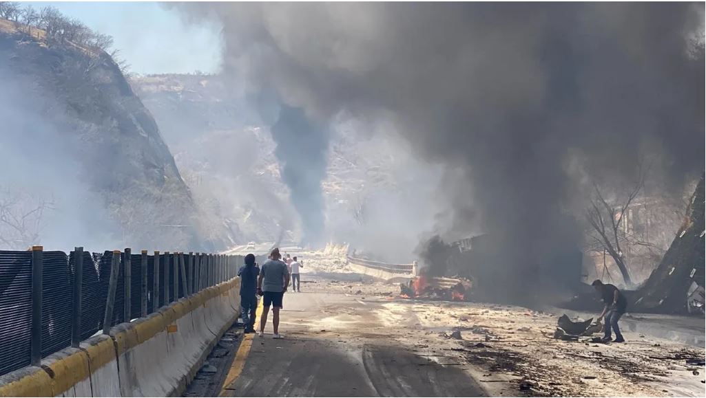 Vuelca tráiler y se incendia en la autopista Cuernavaca-Acapulco