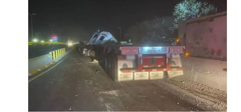 Volcadura de tráiler en el Paso Express Cuernavaca origina caos vial por horas