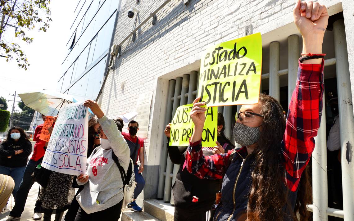 Abren investigación contra mando policial por detenciones de feministas en Cuernavaca