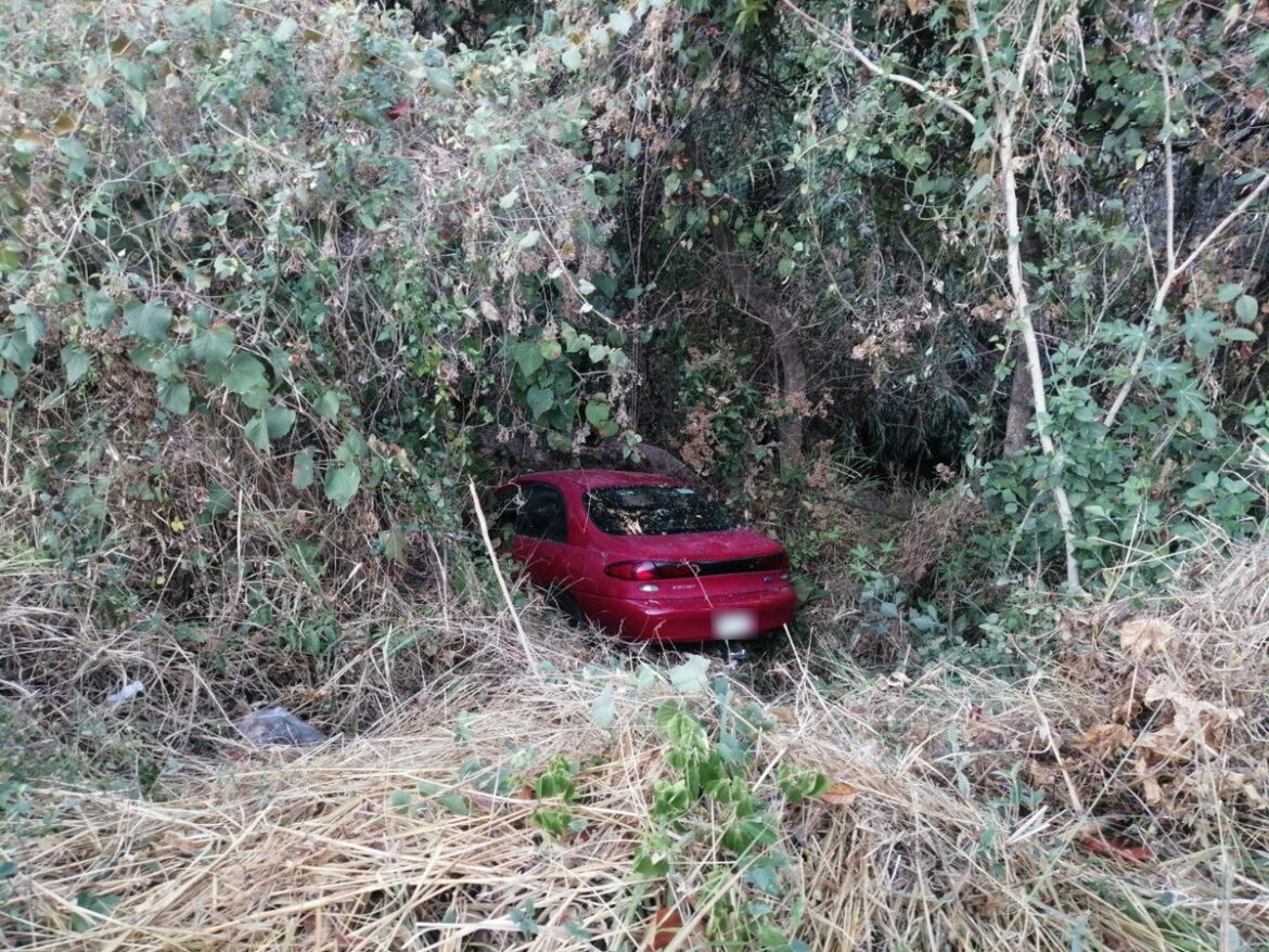 Salva la vida un joven tras caer a barranca a bordo de su auto en la Lagunilla, Cueravaca