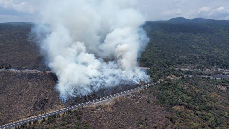 Filas kilométricas en la México-Cuernavaca por incendio forestal, justo en vacaciones