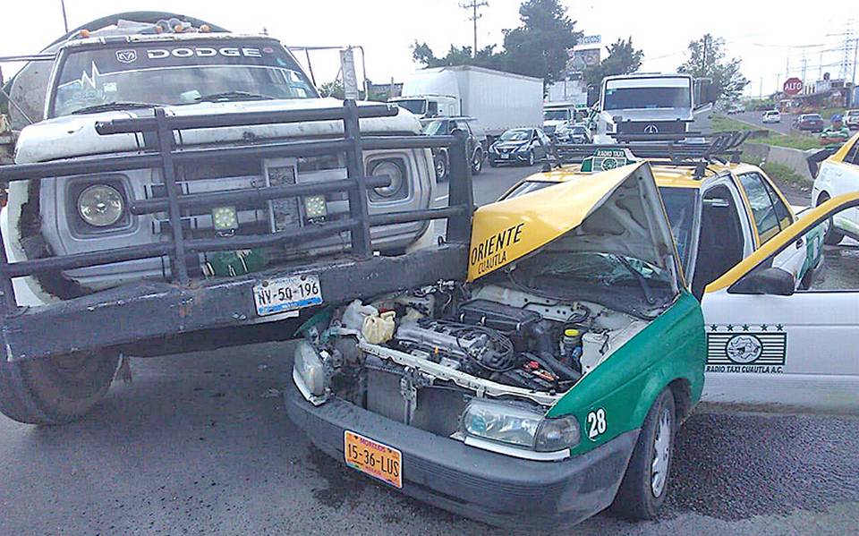 Pipa arrastra a un taxi en el Paso Express Cuernavaca