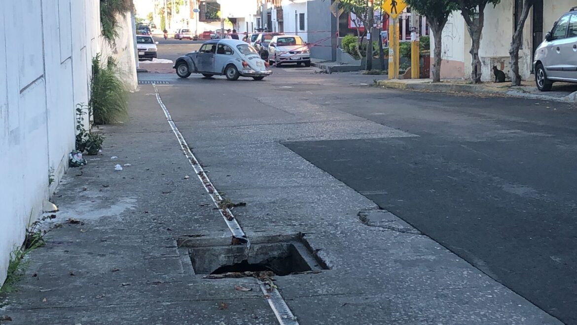 Coladera sin tapa en calle de Cuernavaca